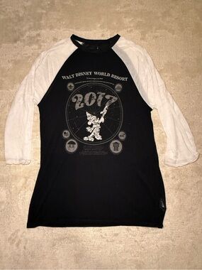 Walt Disney World Resort Balck and white Burnout sleep shirt - Sz. M